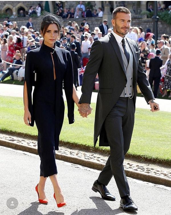 Peki kimler katıldı? Hepsinden önce şunu söyleyelim: Beckham çifti yüzlerce şık giyimli davetlinin arasından fark edilecek kadar parlıyordu açıkçası.