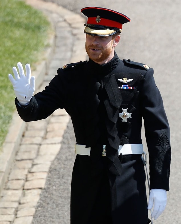 Prens Harry ise düğünde dik yakalı "Blues and Royals" tarzı bir üniformayı tercih etti. Üniforma tamamen elde kesilip dikildi. Kolundaki işlemeyi de bir kişi bir haftada tamamladı.