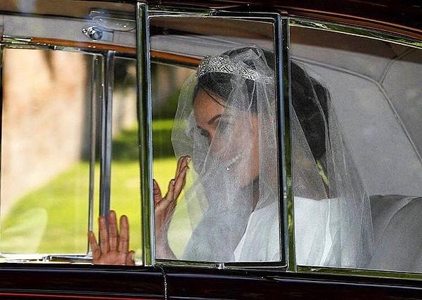 Misafirler ve Prens Harry törenin yapılacağı alanda hazır beklerken, Meghan Markle da araç içinde ilk defa gelinliğiyle görüntülendi.