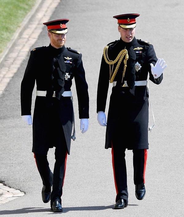 Törenin yapılacağı şapele Prens Harry, abisi Prens William ile üniformalar içinde yürüyerek geldi.