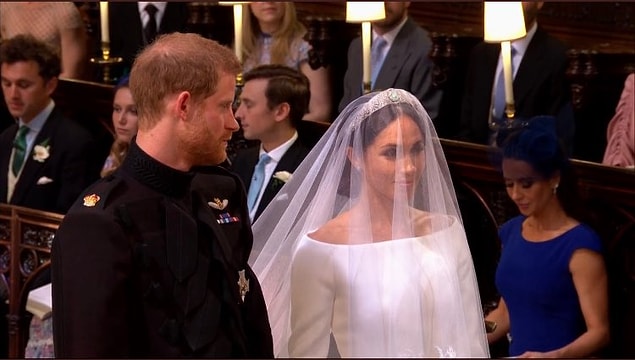 Bu arada Prens Harry'nin eşine olan hayran bakışları sık sık kameralara yansıdı.