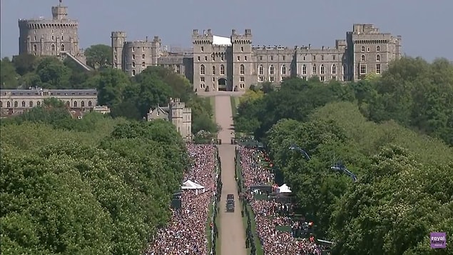 Düğünün yapılacağı Windsor kenti, töreni yakından izlemek isteyenler tarafından günlerce öncesinden dolmaya başlamıştı. Hatta parklarda yatanlar bile oldu...