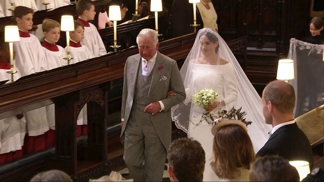 Gelini, şapelin kapısından Prens Charles aldı ve gelinle birlikte Prens Harry'e doğru yürüdüler.
