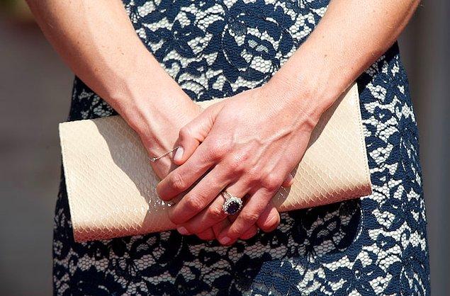 16. Kraliçe'nin annesinin 1923'teki düğününden bu yana her bir gelin, Galler'de çıkarılan saf altından yapılmış bu yüzüğü takar.