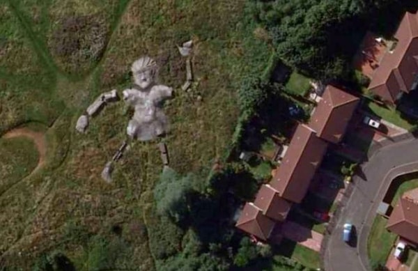 10. Ходят слухи, что это скульптура - дело рук шотландского гангстера и киллера Джимми Бойла. Но когда её создавали, преступник отбывал срок в тюрьме, поэтому это просто слухи. Находится творение в Hunters Hall Park (Шотландия).