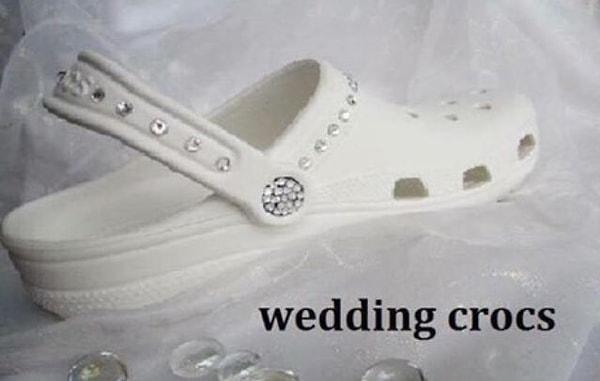 6. Sırf gelinliğin altına bu Crocs'u giymek için evlenilir değil mi? (Değil)