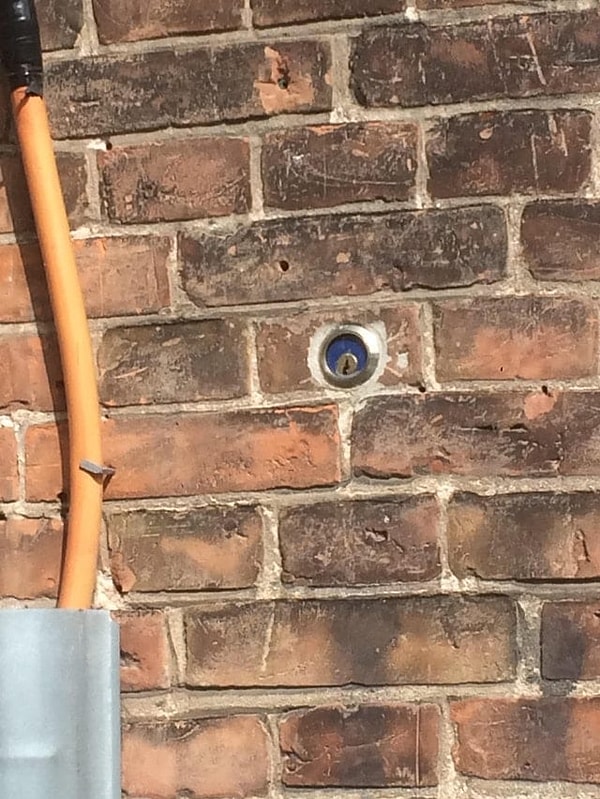 13. А вот и ещё одно непонятное образование на кирпичной стене...