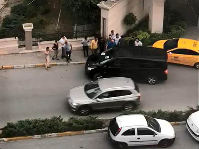 Olayın ardından AVM'nin önünden ayrılan UBER sürücüsü, yolcuları bıraktıktan sonra polis merkezine giderek şikayetçi oldu.