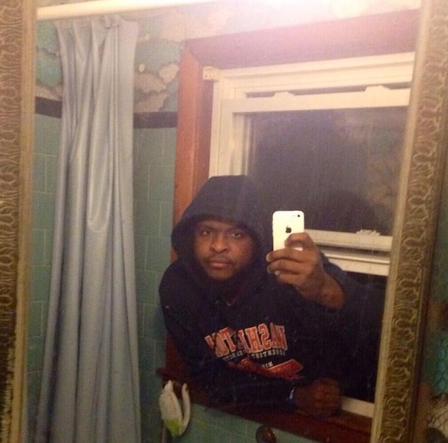 11. Kendi banyonuz küçük geliyorsa hemmen yan komşunun camından girin, şipşak bir selfie yapıştırın ve geri çıkın.