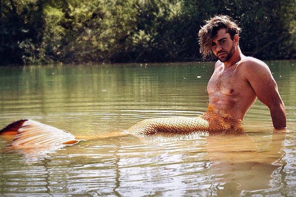 2. С самого детства диснеевская Ариэль была любимым персонажем Кристиана.