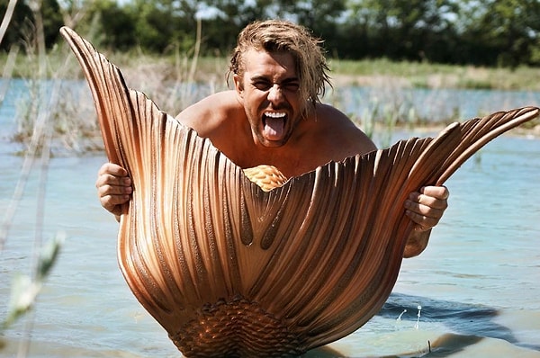 3. Чтобы стать русалкой, этот парень потратил $1 581 (98 тыс. рублей) и купил себе очень реалистичный русалочий хвост!