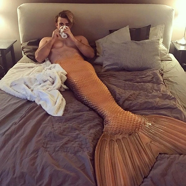 9. А сейчас Кристиан состоит в группе таких же русалок, как и он.