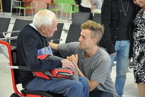 1. 104 yaşındaki Avustralyalı bilim adamının İsviçre'ye gidip ötanazi olmadan önce torunuyla buluştuğu o an.