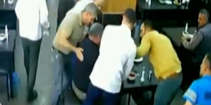 Yediği Yemek Soluk Borusuna Kaçınca Heimlich Manevrası Yöntemiyle Kurtarılan Adam