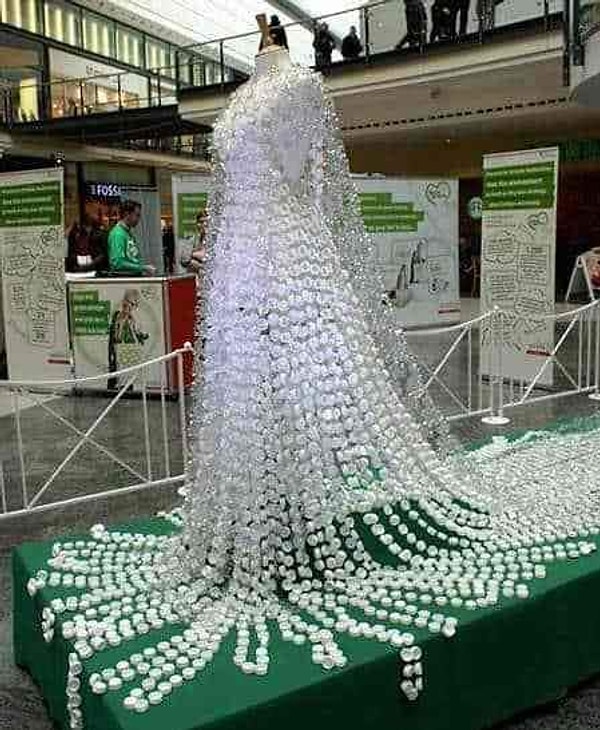 1. Наряд из пластиковых пробок. Милота!