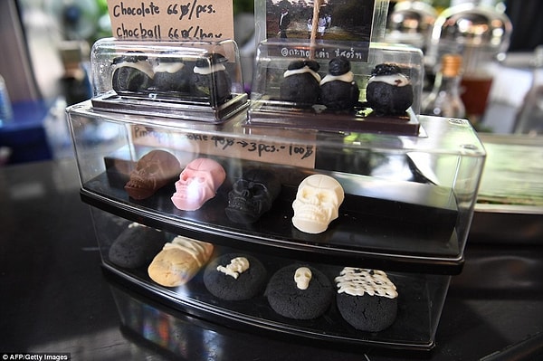 11. Вледелец кафе также говорит, что есть жители города, которых совсем не радует идея такого кафе.  Однако Виранут приветствует любые разногласия, ведь это означает, что он добился успешного результата.