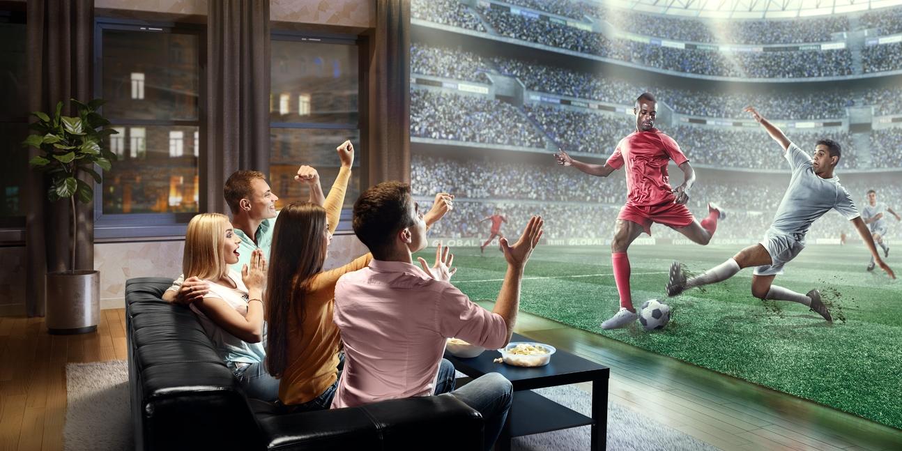 Watch a game it is. Телевизор футбол. Футбол по телевизору. Игры на проекторе. Футбол на проекторе.