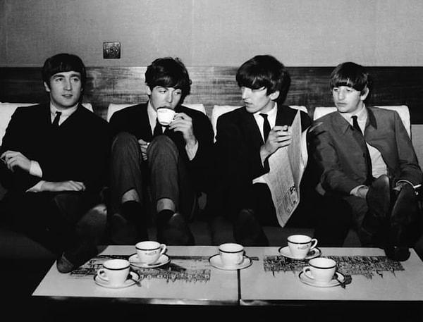 20. ''Beatles'ın ünlü Yesterday şarkısının melodisi kafasında olarak uyanır ve piyanoda çalar. Fakat şarkıyı unutmamak için farklı sözler bulmuştur.