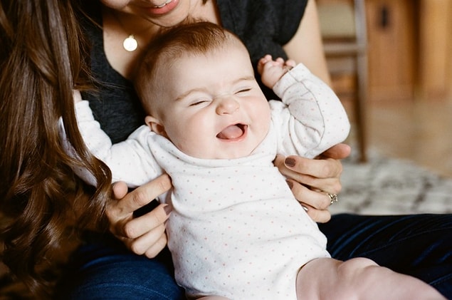 6. Psikolog Clarence Leuba, gıdıklanırken gülmenin içgüdüsel bir tepki olup olmadığını öğrenmek istedi. Bunun için oğlu doğduktan sonra yedi ay boyunca onu gıdıkladı ve bunu yaparken hiç gülmedi.