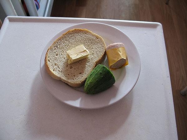 1. Polonya: bir dilim ekmek, tereyağı, bir parça salatalık ve bir parça sosis.