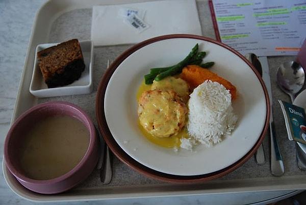 2. Avustralya, Malvern: safran soslu somon köftesi, yaban havucu çorbası, pilav, kuşkonmaz, havuç ve muzlu, yoğurtlu kek.