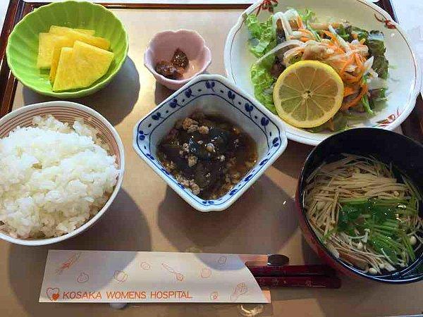 6. Japonya, Osaka: erişteli salata, buharda pişmiş pilav, soslu et, çorba, ananas.