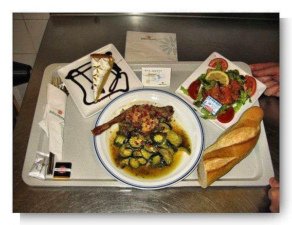 9. Fransa: balıklı salata, kabaklı tavuk yemeği, baget etmek ve bir dilim pasta.