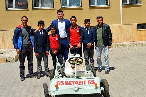 Fen bilgisi öğretmeni Mehmet Mustafa Güler'in de desteğini alan çocuklar aracı 4 ayda okulun atölyesinde yaptı.