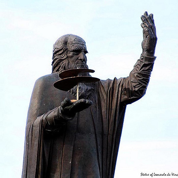 Проникнув внутрь, они обнаружили два свитка. Один повествовал об истории региона, а в другом находился список приглашенных на торжество.