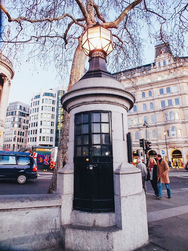 Был участочком, а сейчас туда периодически прячут свои метлы и веники местные дворники 😅