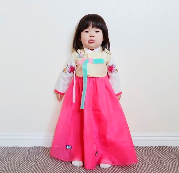 1. Джои каждый день радует поклонников своими совершенно нереальными нарядами, любовью к еде и мордочками, которые она строит на камеру.