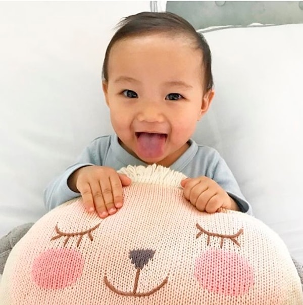 2. Хьюго - малыш, который не стесняется показать свой язычок сотням тысяч подписчиков.