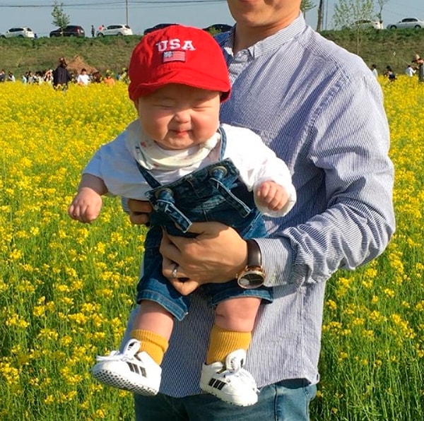 15. Набонг, похоже, самая счастливая на свете малышка. Особенно среди желтых цветов. Она даже надела желтые носочки, чтобы выдержать стиль и единство фотографии.