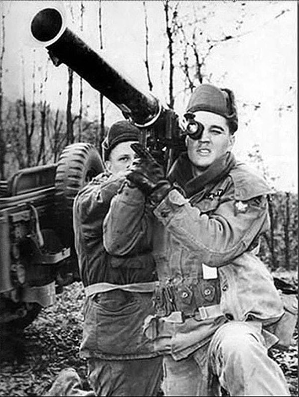 21. Элвис Пресли прицеливается из базуки