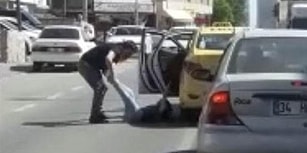 İstanbul'da Taksici Dehşeti: Tartıştığı Yolcuyu Bacaklarından Çekip Dışarıya Attı!