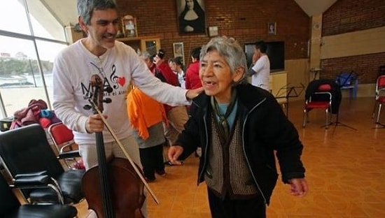 Konserlere Gidemeyen Hastaların Ayağına Müziği Getiren Muhteşem İnsanlar