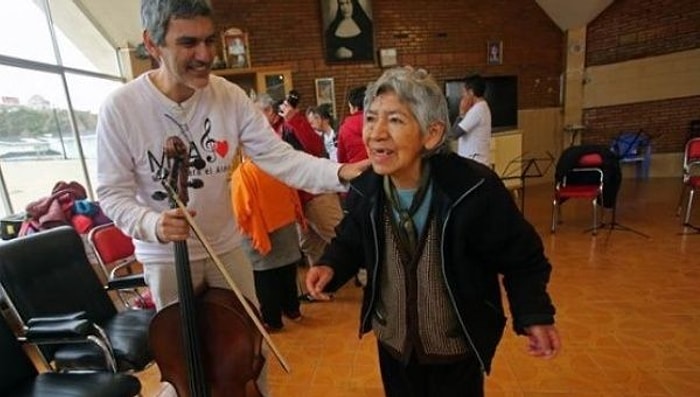 Konserlere Gidemeyen Hastaların Ayağına Müziği Getiren Muhteşem İnsanlar