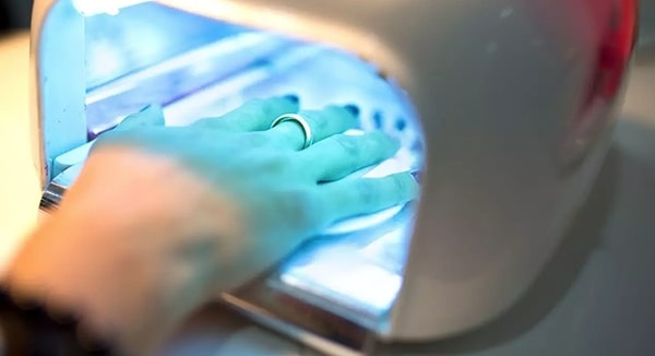 7. Не сушите ногти под ультрафиолетовой лампой.