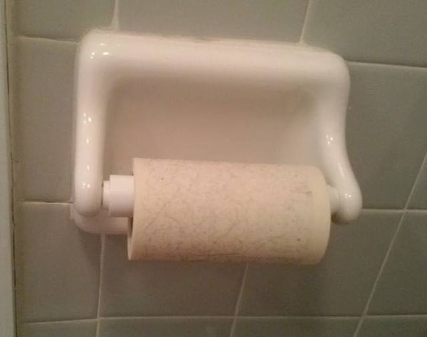 6. "Вечером мой парень угорал в туалете, а утром я нашла там вместо туалетной бумаги ролик для чистки одежды"