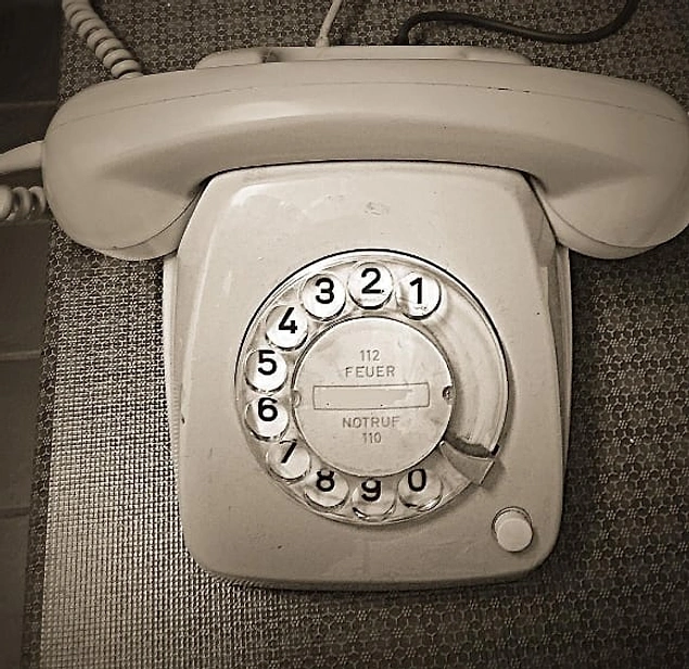Yeni neslin muhtemelen ilk anda çözemeyeceği muazzam bir detay: Çevirmeli telefon...