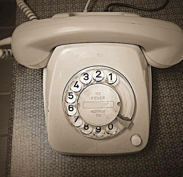 3. Yeni neslin muhtemelen ilk anda çözemeyeceği muazzam bir detay: Çevirmeli telefon...
