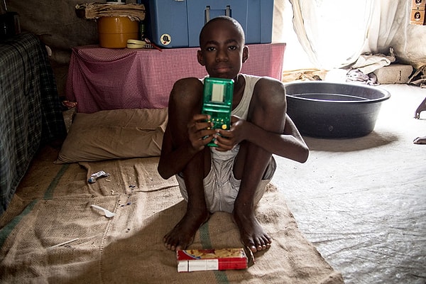 12. Гаити, доход семьи на одного взрослого — $102 в месяц, любимая игрушка — тетрис