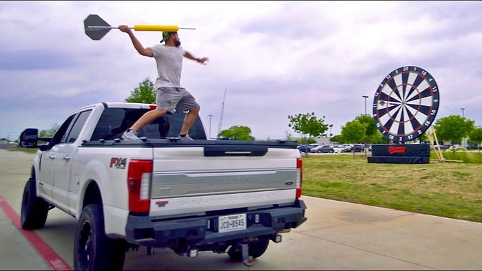 'Eğlence' Kelimesinin Sözlük Karşılığı Dude Perfect Ekibinden Devasa Dart Oyunu