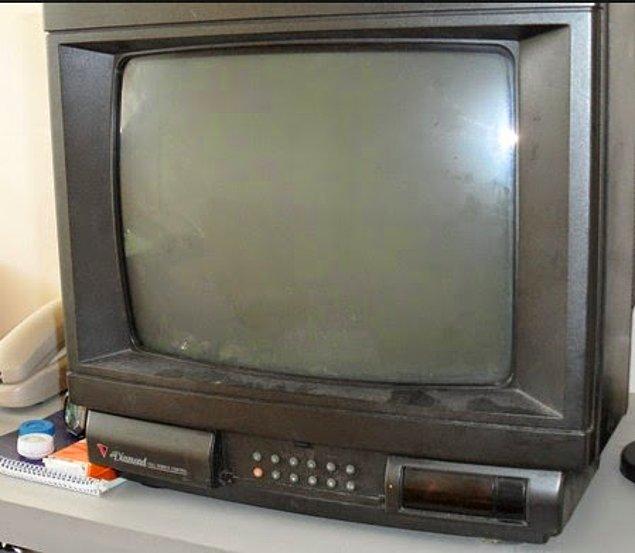 15. Ne LCD ne LED TV; tüplü televizyon vardı ve çalışmayınca tepesine yumrukla vurulurdu.