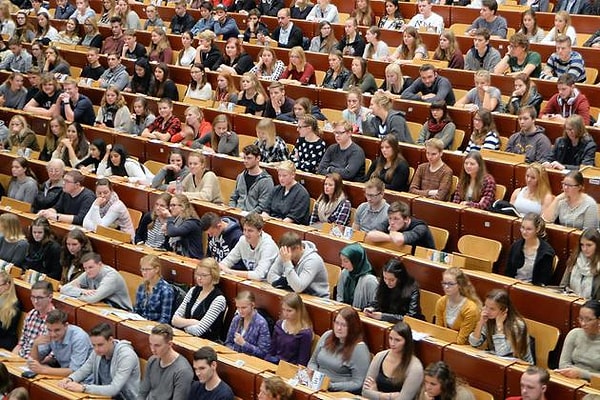 Bu etkinliğin öğrenciler tarafından sağlanan bütçe ile gerçekleştirilmiş olması da Hristiyan Demokrat Parti üyesi öğrencileri kızdıran başka bir etken.