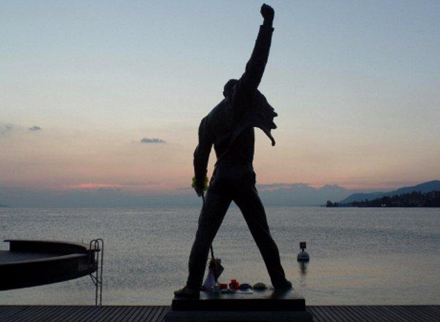 10. 25 Kasım 1996'da İsviçre'nin Montreux kentinde heykeli dikilmiştir.