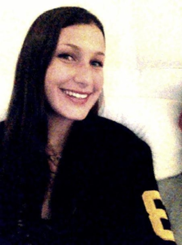 В 16 лет девушка дебютровала в фэшн-индустрии. И давно не секрет, что Белла перенесла несколько пластических операций для профессии модели.