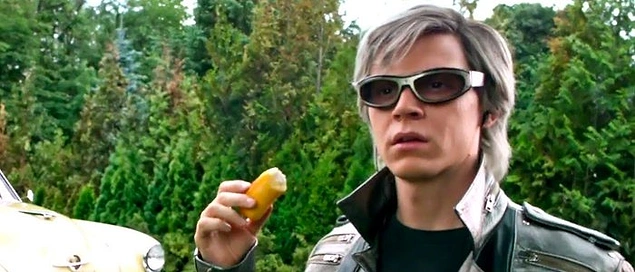 "Neden X-Mansion'da başka mutant yok?" diye sorguladığı anda arkada bir oda dolusu X-Men karakterinin bir anlığına görünmesi.