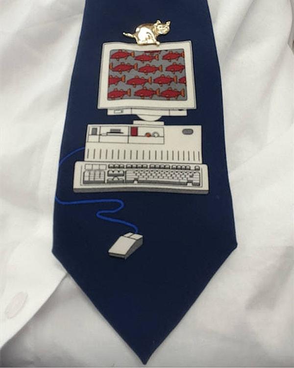 23. "Bilgisayar oyunları oynuyorum diye kız arkadaşımın annesi bana bu kravatı almış."