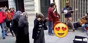 Caz Yapan Sokak Müzisyenlerine Danslarıyla Eşlik Eden Mendilci Teyzeler